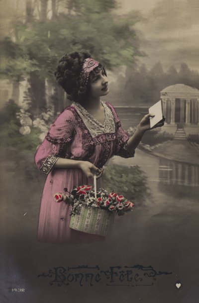 Fille tenant une lettre - French Photographer
